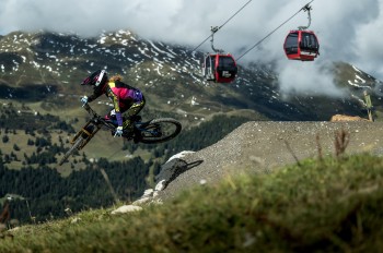 Adrenalin pur im Bike Kingdom Lenzerheide: Auf perfekt geshapten Trails und mit Bergpanorama wird jede Abfahrt zum Erlebnis.