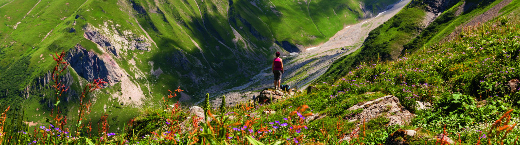 On the way in the Lawena Valley