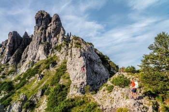 Wanderer durchqueren auf der Route 66 das gesamte Fürstentum – von den Bergen bei Malbun bis in die Ebenen von Ruggell.