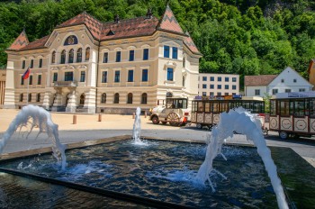 Zwischen Skulpturen, modernen Bauten und kleinen Boutiquen lässt sich das Städtle Vaduz am besten zu Fuß entdecken.