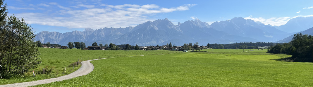 Im Tal gibt es flache Radwege mit Blick auf das Steinerne Meer.