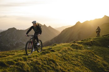 Mit der Bregenzerwald Gäste-Card geht es kostenlos mit der Bergbahn hinauf – ideal für Wanderungen oder Radtouren zurück ins Tal.