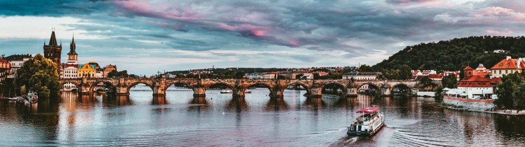 Die Karlsbrücke ist das Wahrzeichen von Prag und darf bei keinem Besuch fehlen.