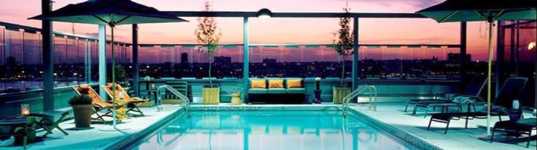 Vom Pool des Gansevoort Hotel genießt man beste Aussicht über die Dächer New Yorks