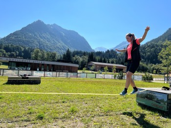 Slacklining im Nordic Zentrum fordert sowohl Anfänger als auch Fortgeschrittene heraus.