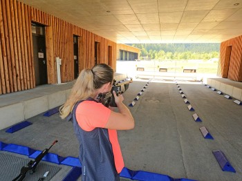 Beim Laser-Biathlon kannst du unter professioneller Anleitung deine Treffsicherheit testen.