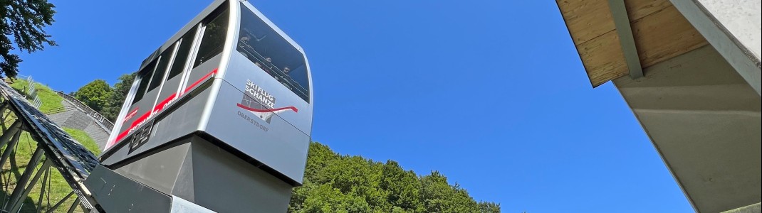 Mit dem Aufzug werden die Besucher bequem nach oben gebracht.