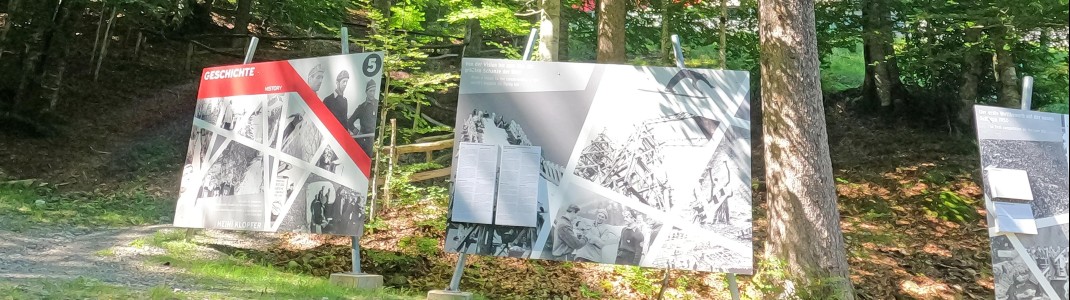 Der Erlebnisweg entlang der Schanze bietet Wanderern spannende Infos zum Skifliegen.