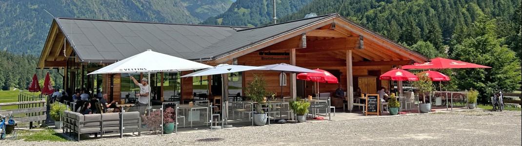 Perfekt für eine Einkehr: Das Restaurant „dr’Schonzewiert“ mit direktem Blick auf die Skiflugschanze.