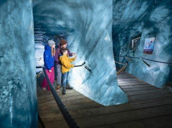 Eis bestaunen und auch berühren kannst du auf dem Rundgang in der Eisgrotte am Stubaier Gletscher.