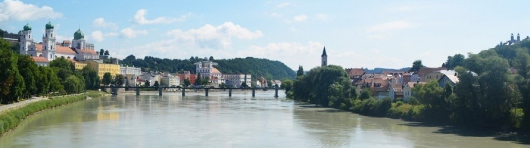 Vom Innsteg aus siehst du links die Alt- und rechts die Innstadt