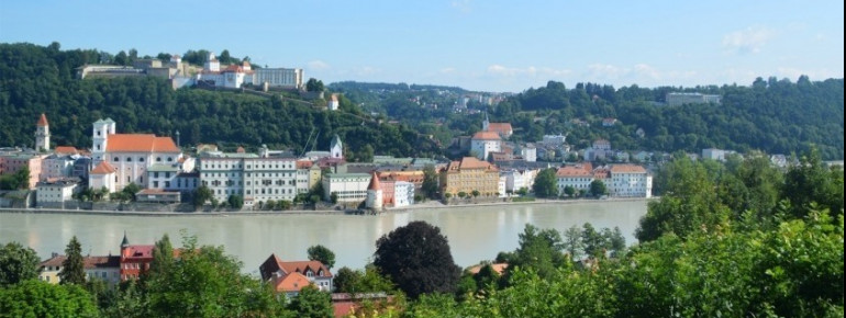 Die historische Veste liegt oberhalb der Stadt