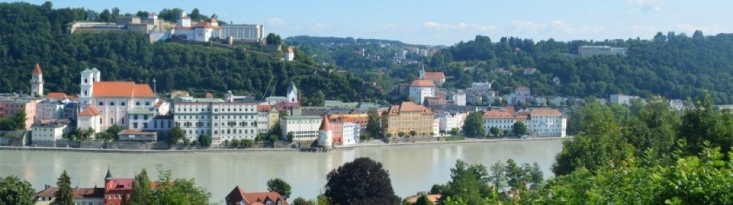 Die historische Veste liegt oberhalb der Stadt