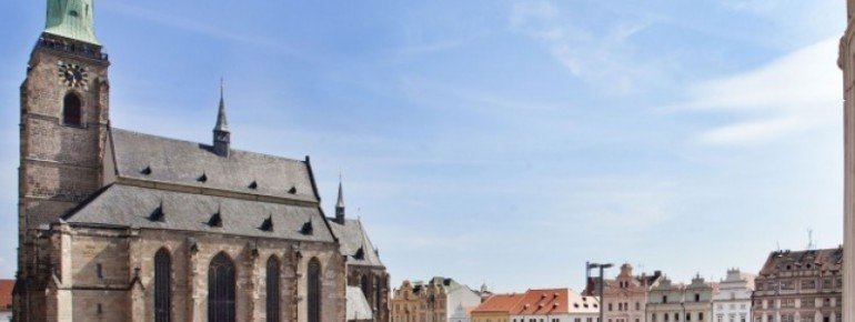 Der Platz mit seinen vielen Sehnswürdigkeiten bildet das Zentrum der Stadt