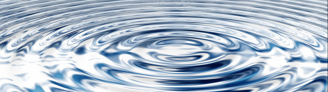 Vor dem Saunagang ist es wichtig, dem Körper Wasser zu zu führen. Also unbedingt duschen und einen großen Schluck trinken, bevor es zum Schwitzen geht!