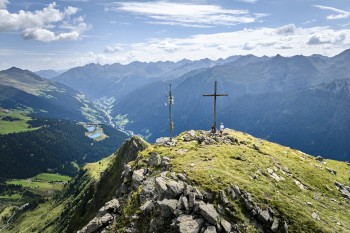 Der Paznauner Höhenweg verbindet auf neun Etappen alle vier Orte des Tals und überwindet dabei insgesamt rund 8.000 Höhenmeter.