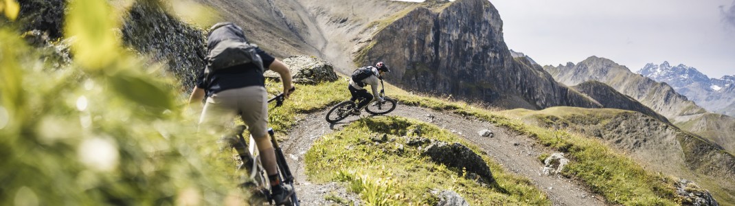 Die Silvretta Bike Arena Ischgl/Samnaun ist grenzüberschreitend – wer von Ischgl nach Samnaun fährt, wechselt mitten auf dem Trail von Österreich in die Schweiz.