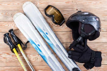 Konzentriert euch anfangs auf die Grundausstattung wie Helm, Handschuhe, Brille und natürlich Skier und Stöcke.