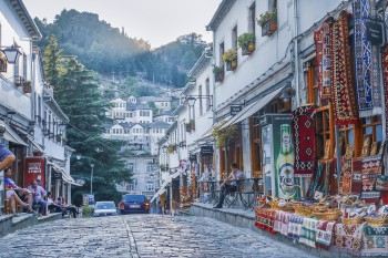 Sehenswerte Altstädte finden man an vielen Orten in Albanien.