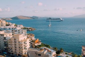 Albanien hat eine lange Mittelmeerküste mit tollen Stränden und Unterkünften in allen Preisklassen.