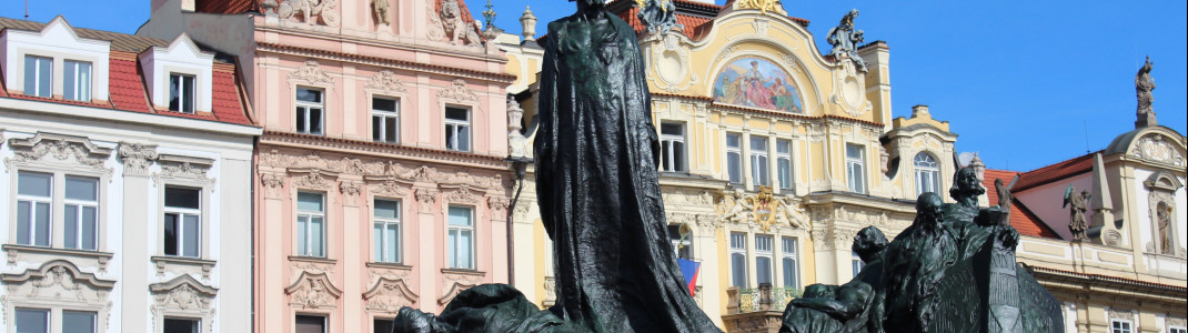 Die Statue von Jan Hus befindet sich in der Mitte des Altstädter Rings.