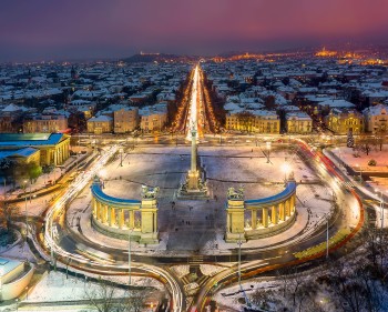 Blick auf den beleuchteten Heldenplatz bei Nacht