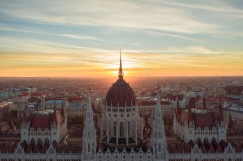 Das ungarische Parlament bei Sonnenuntergang.