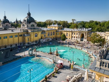 Außenbad der Therme Széchenyi.