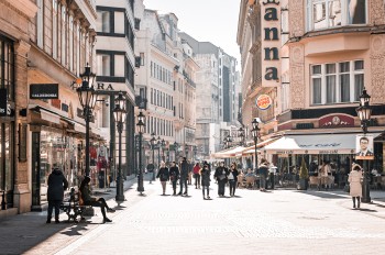 Die Váci utca, auch Váci Straße genannt, ist eine der bekanntesten und beliebtesten Einkaufsstraßen in Budapest.