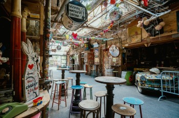 Die Bar ist bekannt für ihre einzigartige und kreative Dekoration.