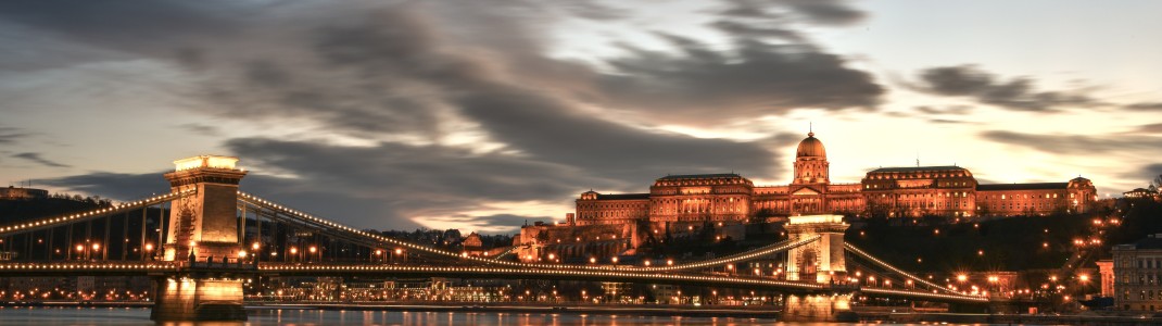 Die Kettenbrücke in Budapest verbindet die Stadtteile Buda und Pest über die Donau.