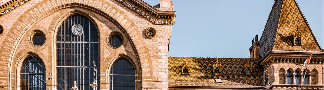 Das Gebäude der Großen Markthalle ist ein beeindruckendes Eisen-Glas-Konstrukt.