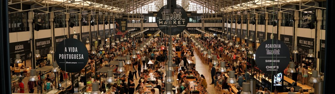 In der historischen Markthalle kommen Gourmet-Liebhaber und Locals zusammen, um die kulinarische Vielfalt zu zelebrieren.