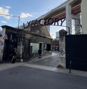 Graffiti-Künstler haben diesen ehemaligen Industriegebäudekomplex in eine Galerie unter freiem Himmel verwandelt.