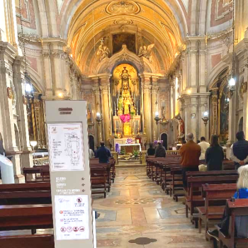 Die lebendige Nachbarschaft rund um die barocke Kapelle verkörpert das echte, alltägliche Lissabon.