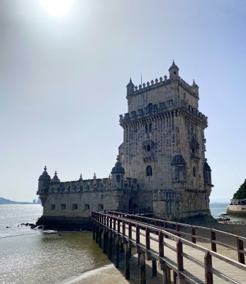 Das Wehrbauwerk aus der Ära der Seefahrer-Expeditionen prägt bis heute das Gesicht Lissabons am Fluss.
