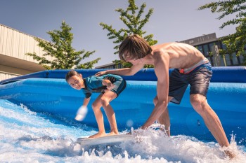 Auch Anfänger können in Ischgl das Surfen lernen.
