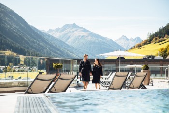 Mit einer 2500 Quadratmeter großen Bade- und Saunalandschaft bietet die Silvretta Therme eines der besten Wellness-Angebote in Österreich.
