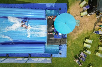 Die Wellenreit-Anlage befindet sich auf Ebene 1 der Therme. Dort, wo im Winter die Eislauffläche betrieben wird.