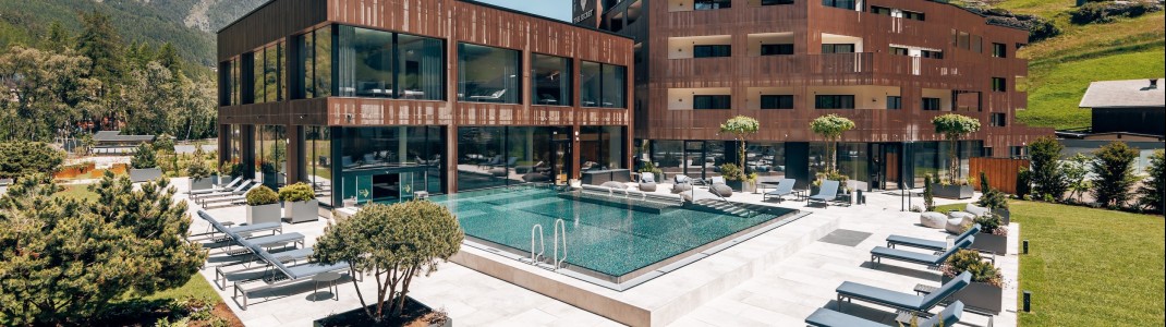 Der Poolbereich mit Liegeflächen wird zur ruhigen Wellnessoase mitten im Ort.