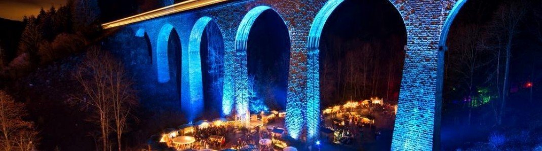 Das prachtvoll illuminierte Viadukt ist das Markenzeichen des Weihnachtsmarkts in der Ravennaschlucht.