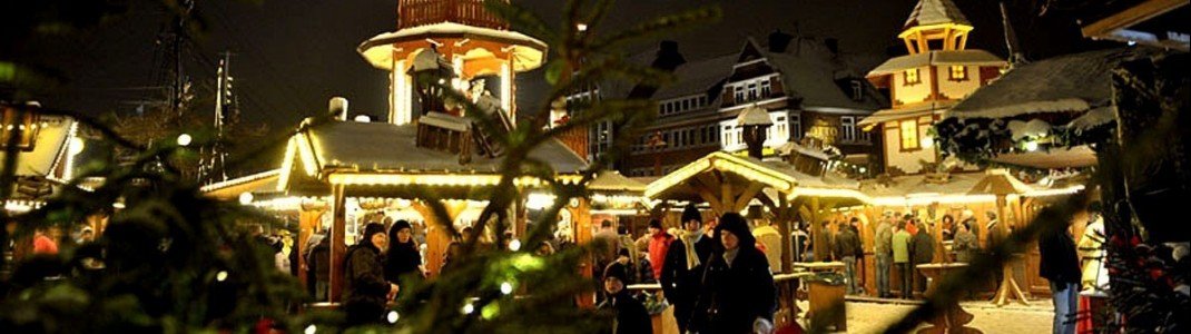 Der Emder Engelkemarkt vor der malerischen Kulisse des Rathauses.