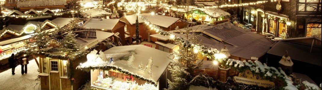 Über 50 mit tausenden Lichtern erleuchtete Tannenbäumen schmücken den Weihnachtsmarkt Goslar.