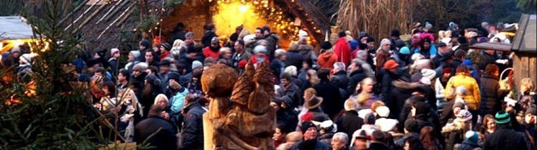 Mit seiner Lage mitten im Wald sorgt der Waldweihnachtsmarkt in Halsbach für eine ganz besondere Atmosphäre.