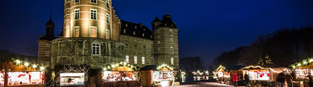 Ein idyllisches Hüttendorf erwartet Besucher auf dem Weihnachtsmarkt auf Schloss Merode.