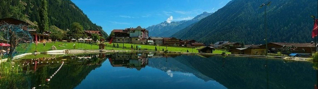 Der Gesundheitssee in Milders lädt zum Entspannen ein. Er wird mit frischem Gebirgsquellwasser gespeist.