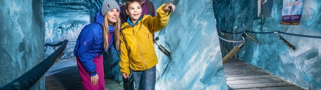 Ein 200 Meter langer Rundgang führt dich in der Eisgrotte am Stubaier Gletscher durch das Innere des Ewigen Eises.