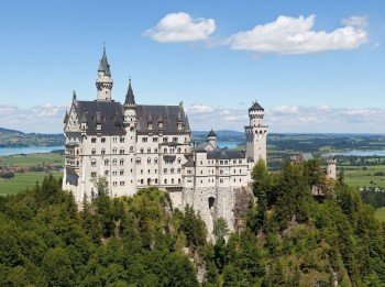 Imposant thront Schloss Neuschwanstein über Schwangau