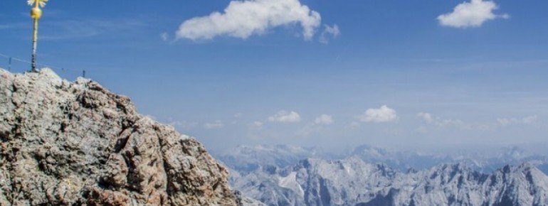Vom GIpfel der Zugspitze kann man bis zu 250 Kilometer weit blicken