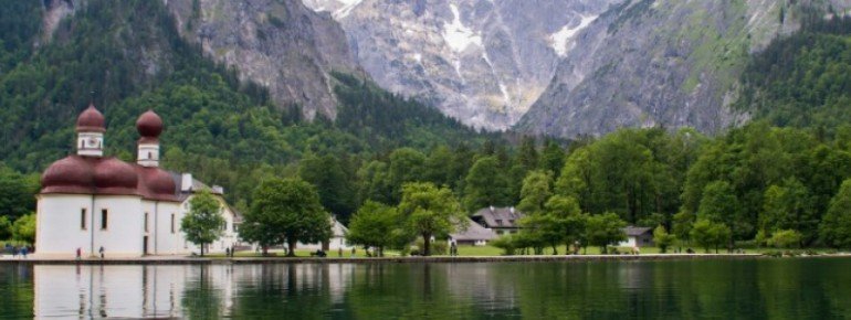 Der idyllische Königssee mit der Kirche St. Bartholomä